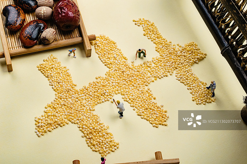 金秋五谷丰收大米摆成丰字劳作的农民图片素材