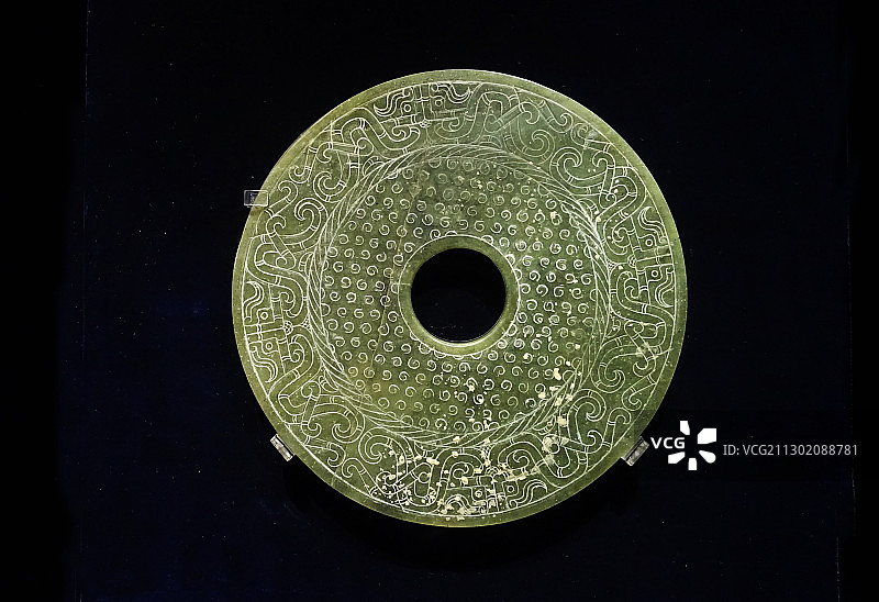 江苏徐州博物馆文物兽面纹青玉璧图片素材