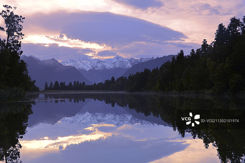 晨曦中的马瑟森湖图片素材