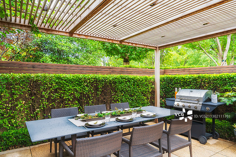 葡萄架凉棚下的家庭庭院户外烧烤区图片素材
