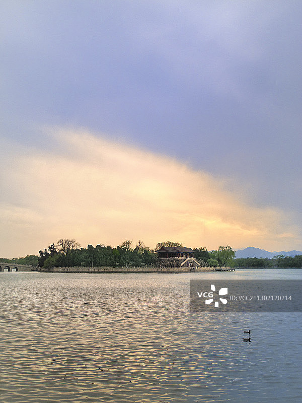夕阳下颐和园昆明湖里的南湖岛图片素材
