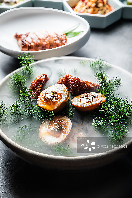 意境菜之苏式熏鱼拼配泥煤鱼子酱熏蛋图片素材