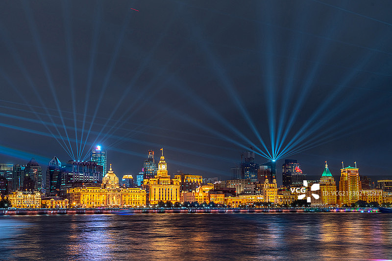 中国上海外滩浦西万国建筑群国庆灯光秀图片素材