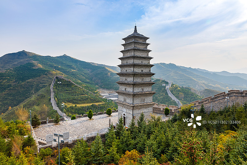 初秋登雁门关看雁塔，远山苍茫，草木渐黄图片素材
