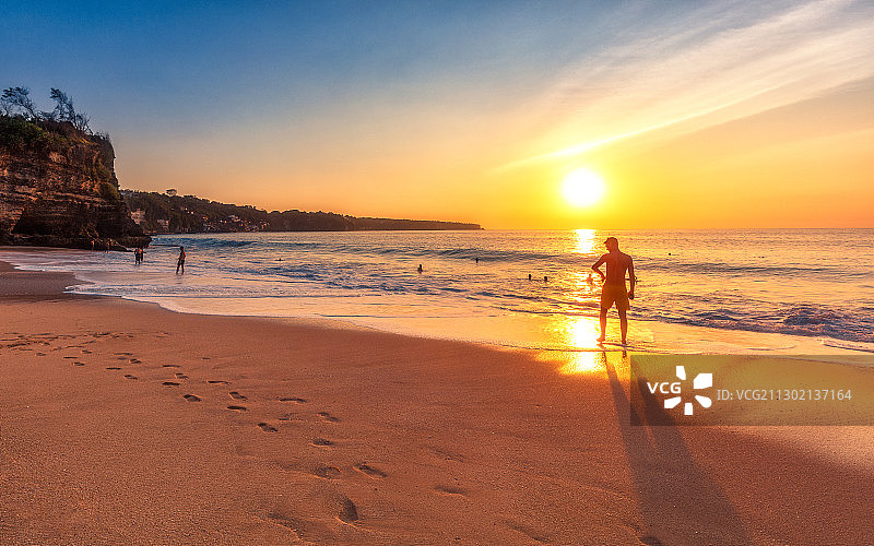 夕阳下的金巴兰海滩图片素材