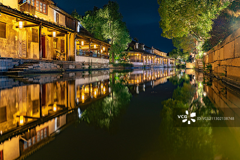 中国江苏省苏州市吴江区黎里古镇夜景图片素材