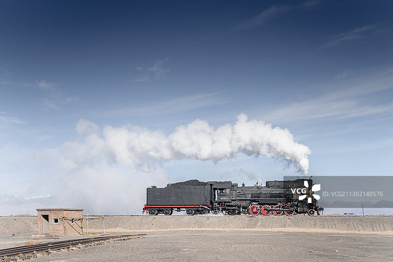 天山脚下，中国最后的蒸汽机车图片素材