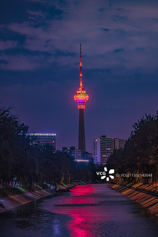 大运河畔中央广播电视塔夜景灯光秀图片素材