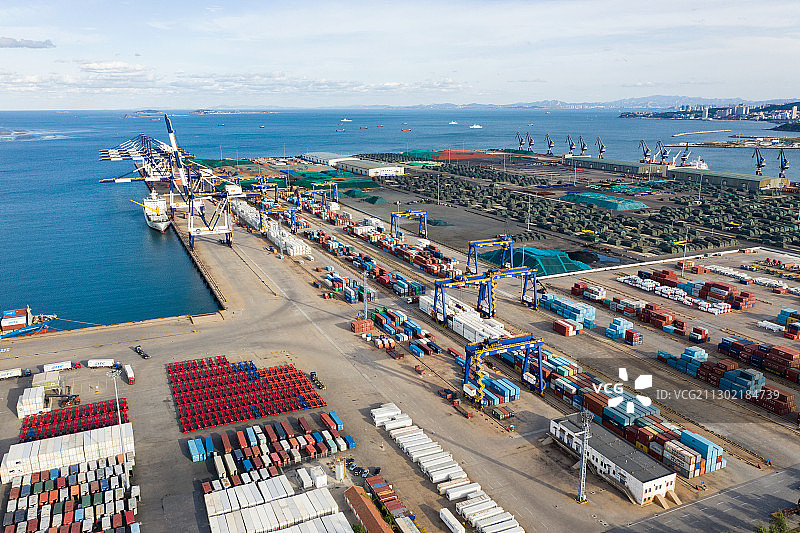 繁忙的烟台港图片素材