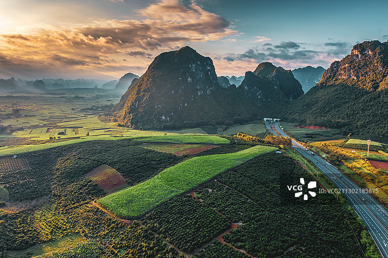 广西大新县的落日黄昏和甘蔗田图片素材