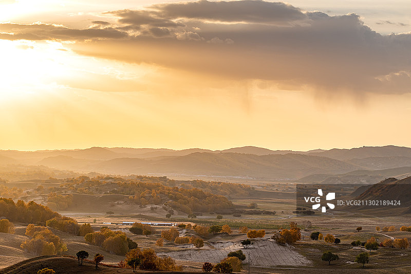 内蒙古乌兰布统东沟秋色，像上帝打翻了调色盘，五彩缤纷。图片素材