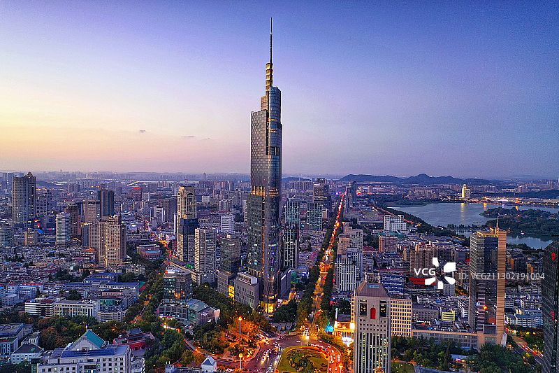 南京的城市地标-紫峰大厦图片素材