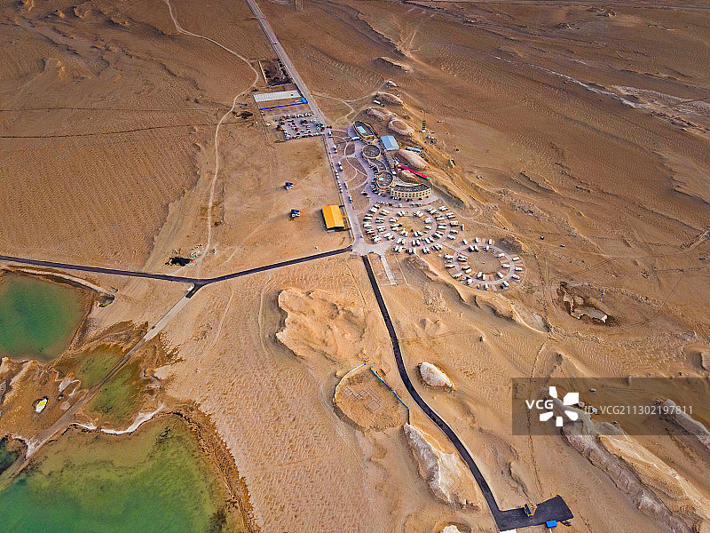 水上雅丹图片素材