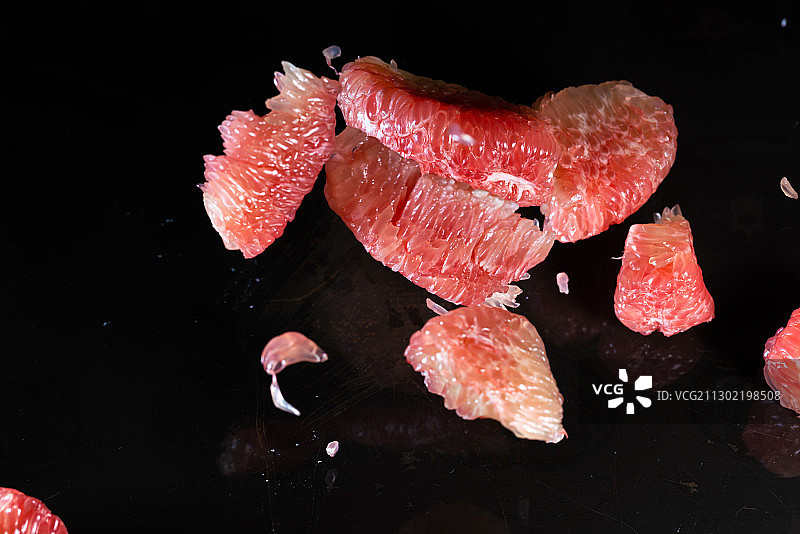 跳动的红心柚水果果肉高速摄影黑色背景广告素材图片素材