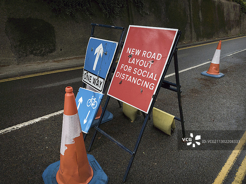 城市道路因疫情临时封闭一条车道，供行人和骑自行车者保持社交距离图片素材
