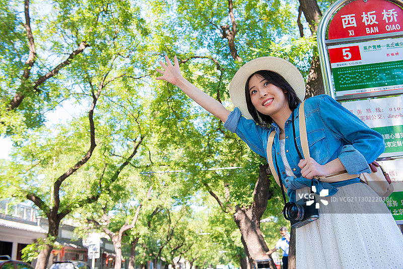 快乐女孩在等公交车图片素材