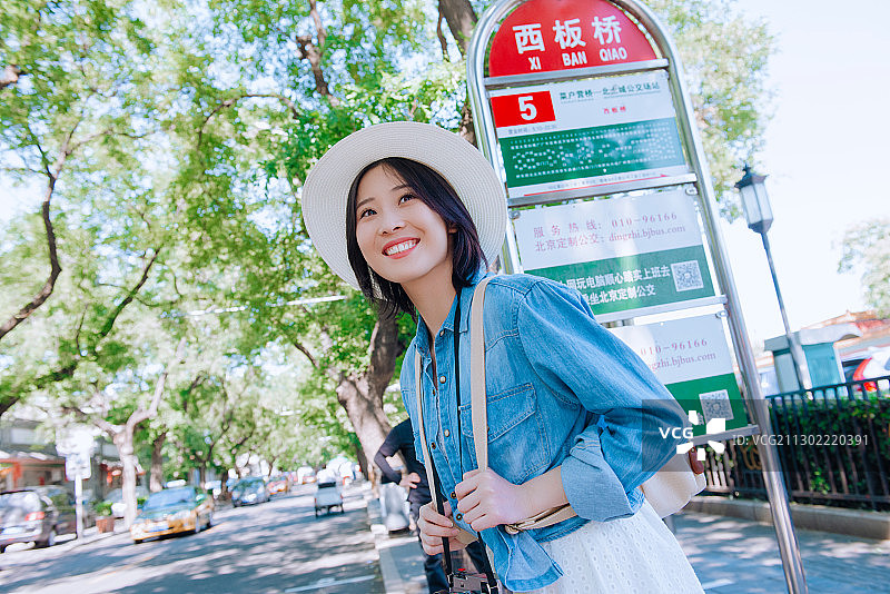 快乐女孩在等公交车图片素材