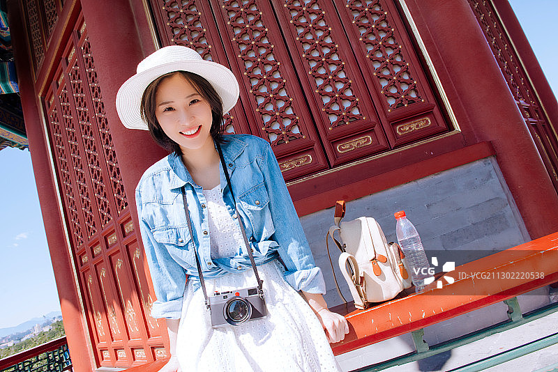 快乐女孩在旅行图片素材
