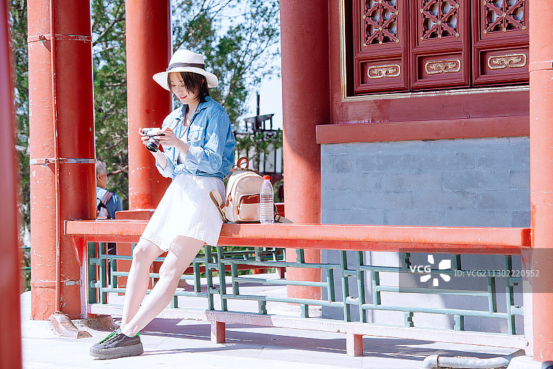快乐女孩在旅行图片素材