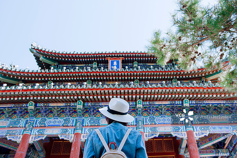 快乐女孩在旅行图片素材