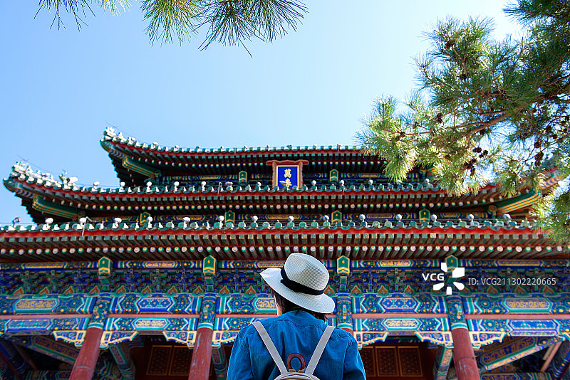 快乐女孩在旅行图片素材