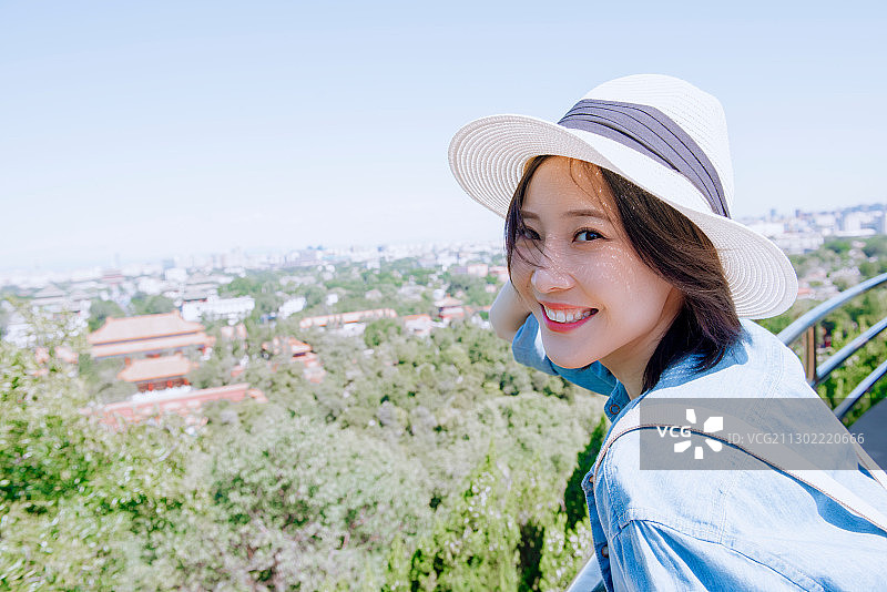 快乐女孩在旅行图片素材