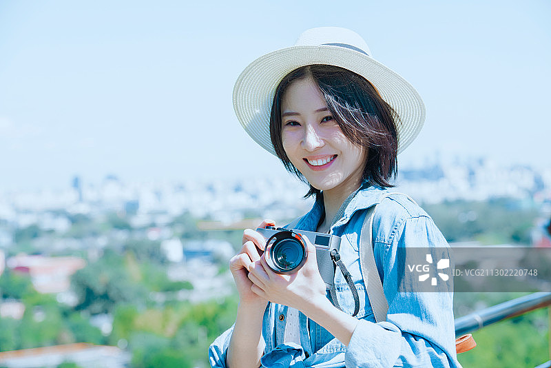 快乐女孩拿着相机图片素材