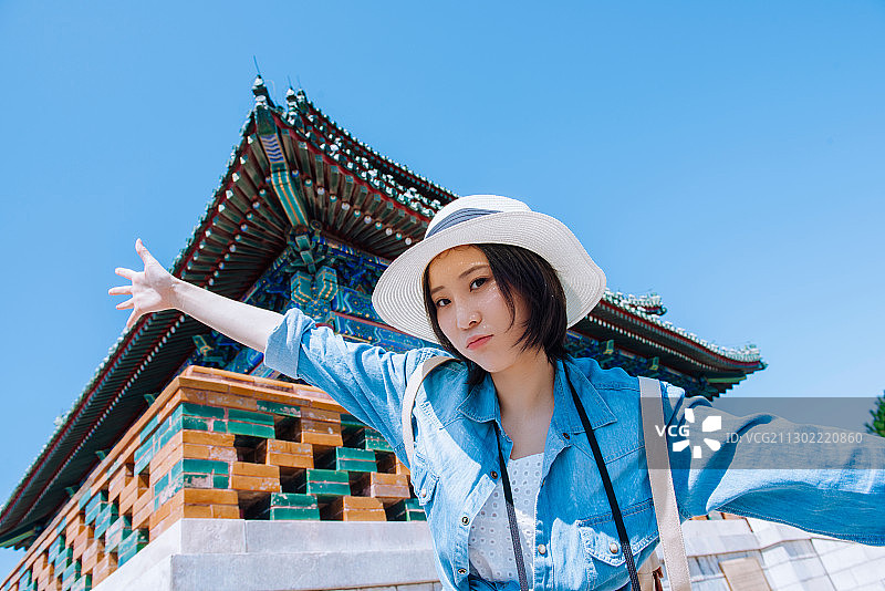 快乐女孩在旅行图片素材