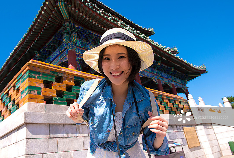 快乐女孩在旅行图片素材