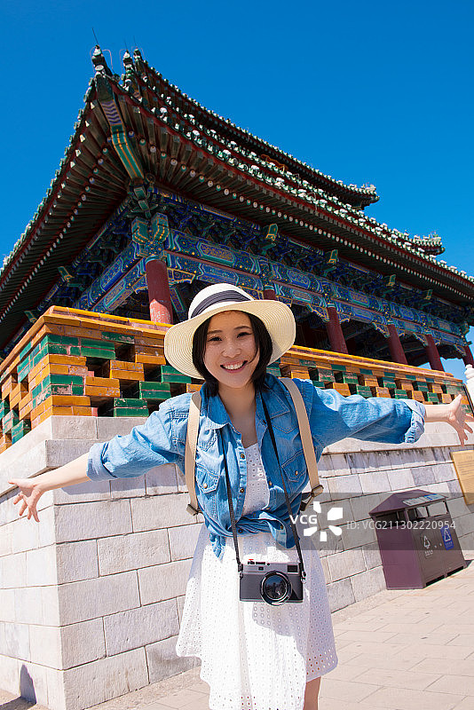 快乐女孩在旅行图片素材