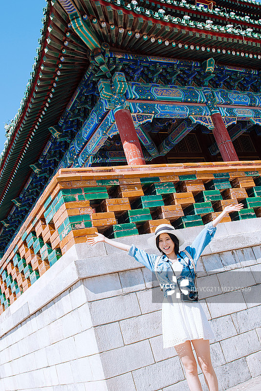 快乐女孩在旅行图片素材