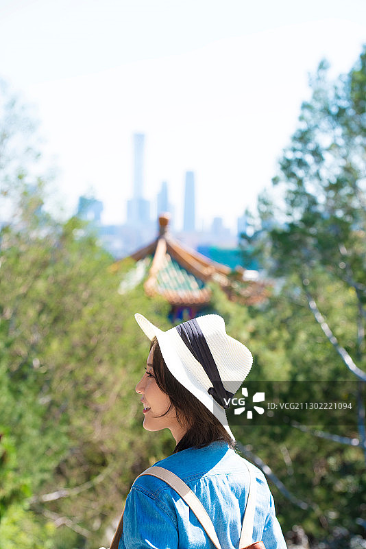 快乐女孩在旅行图片素材