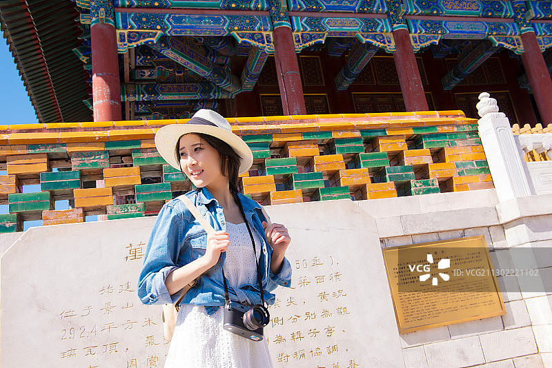 快乐女孩在旅行图片素材