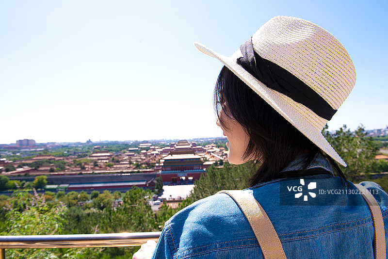 快乐女孩在旅行图片素材