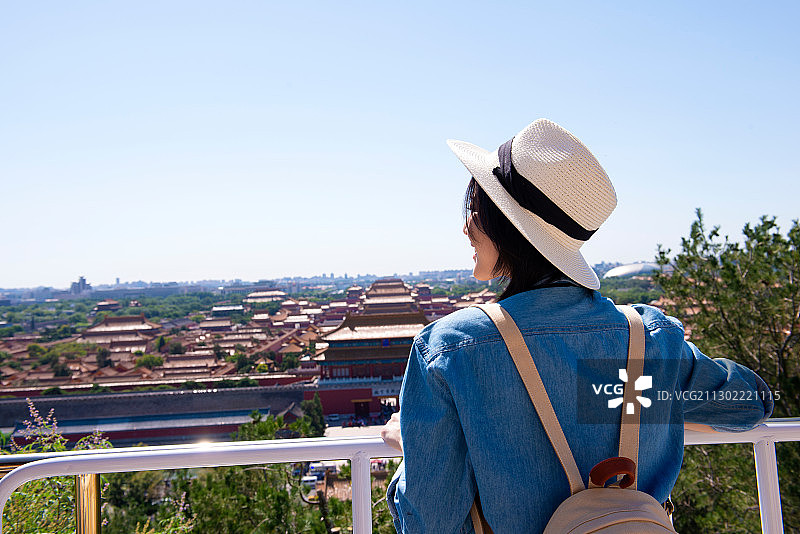快乐女孩在旅行图片素材