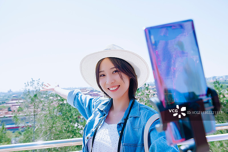 快乐女孩在旅行图片素材