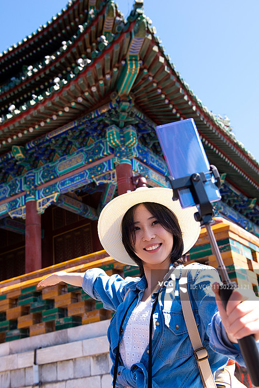 快乐女孩在旅行图片素材