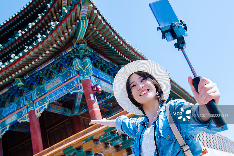 快乐女孩在旅行图片素材