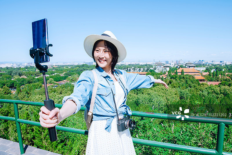 快乐女性在做旅行直播图片素材