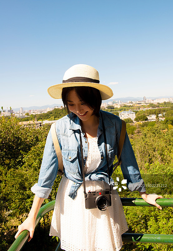 快乐女孩在旅行图片素材