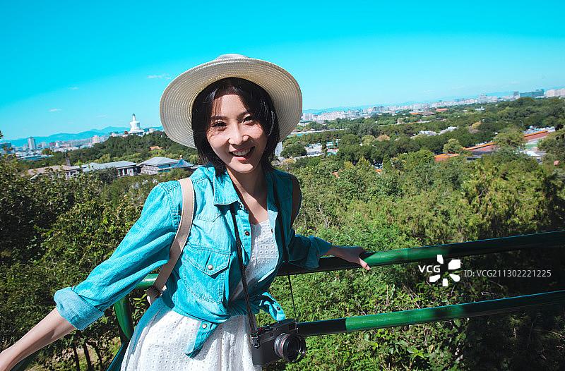 快乐女孩在旅行图片素材