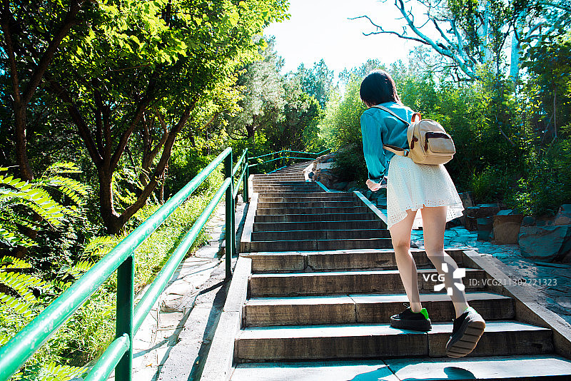 女孩在爬山图片素材