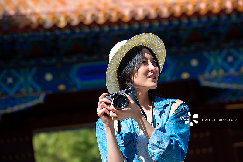 快乐女孩在拍照图片素材