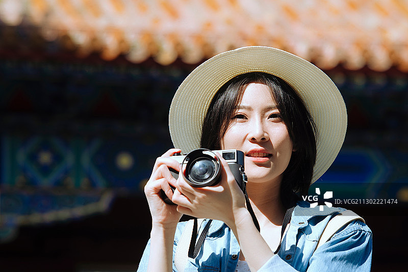 快乐女孩在拍照图片素材