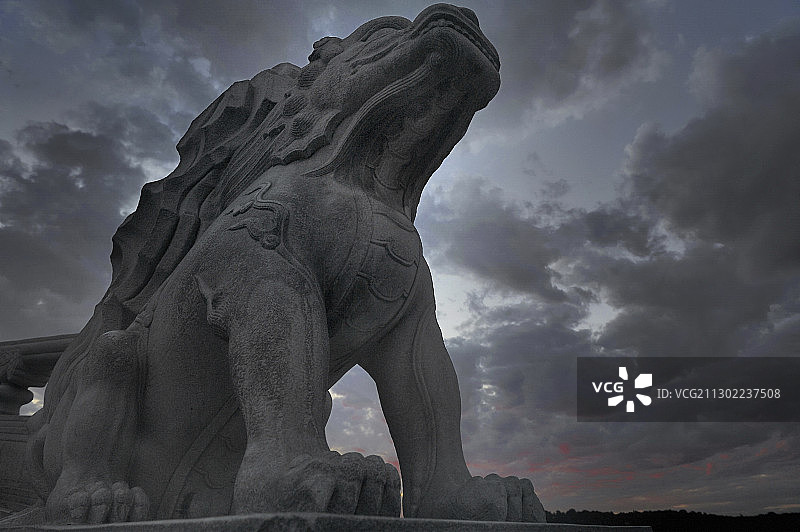 夕阳下颐和园十七孔桥上的瑞兽趴蝮图片素材