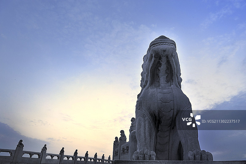 夕阳下颐和园十七孔桥上的瑞兽趴蝮图片素材