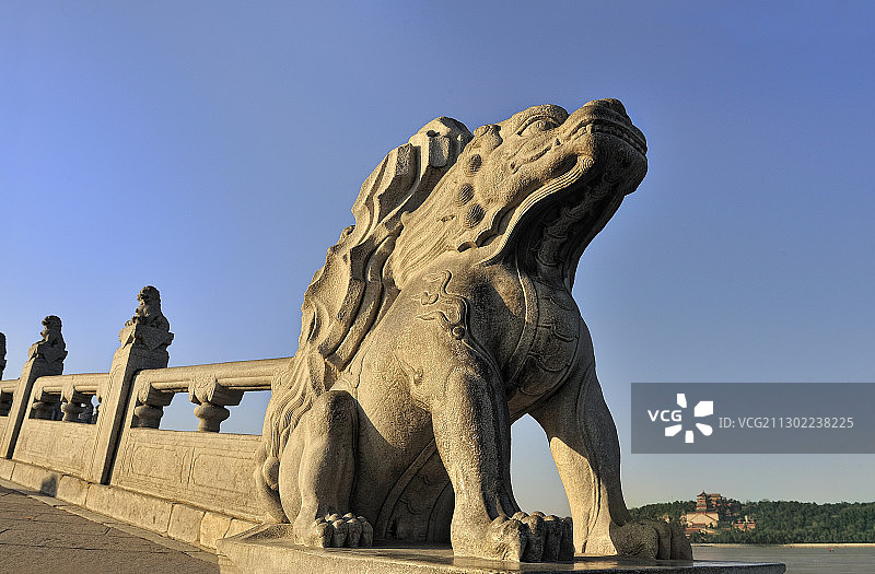 颐和园十七孔桥上的瑞兽趴蝮图片素材