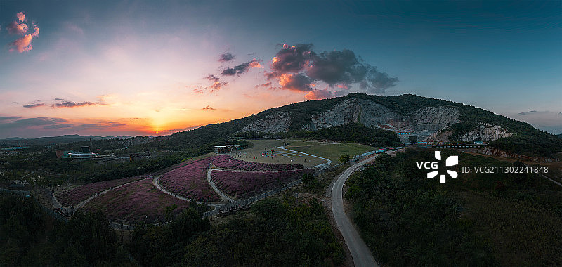 汤山矿坑公园粉黛图片素材