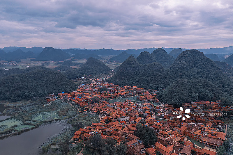 云南省文山壮族苗族自治州丘北县普者黑风景区仙人洞村航拍全景图片素材