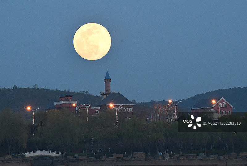 山东枣庄山亭区城市上空的超级月亮图片素材